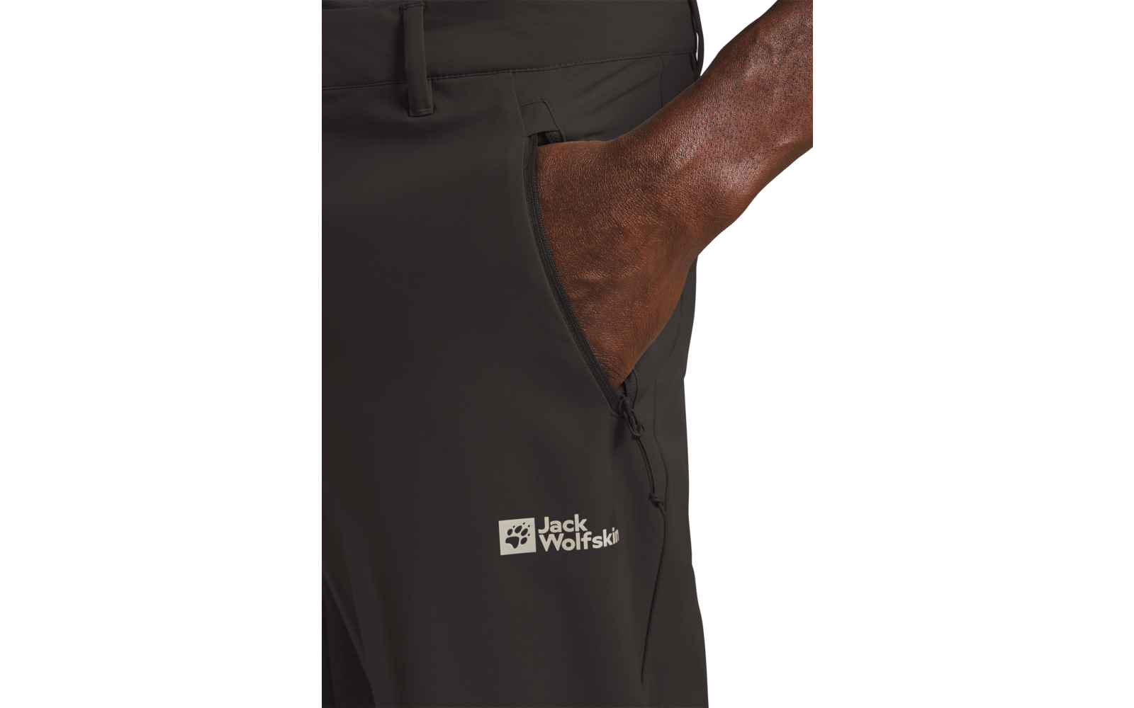 Hand steckt in Hosentasche einer schwarzen Hose