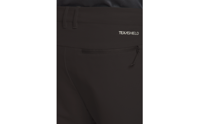 Tasche an einer dunklen Hose mit aufgenähtem weißen Schriftzug