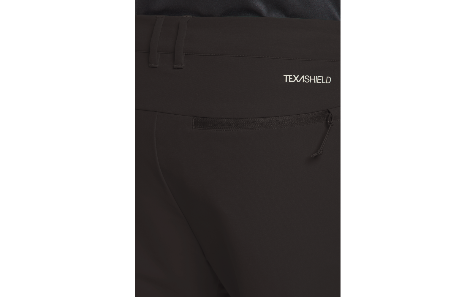 Tasche an einer dunklen Hose mit aufgenähtem weißen Schriftzug