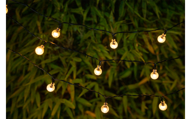 Varias muñecas coloridas están de pie al aire libre sobre una superficie