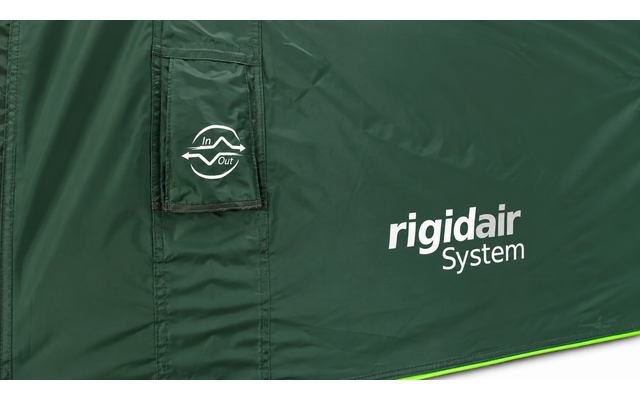 Dunkelgrüner Stoff mit Nähten, links aufgenähte rechteckige Tasche mit Klappe und kleinem weißem Kreislogo mit Wellenlinie, rechts weißer Schriftzug 'rigidair System', hellgrüne Kante am unteren Rand