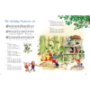 Geöffnete Doppelseite eines Kinderbuchs; linke Seite Noten und Text; rechte Seite bunte Illustration mit Baum und im Bau befindlichem Holzspielhaus; mehrere kleine Figuren mit roten Mützen, Leiter, Werkzeuge, Schubkarre, Holzplanken und Sandfläche