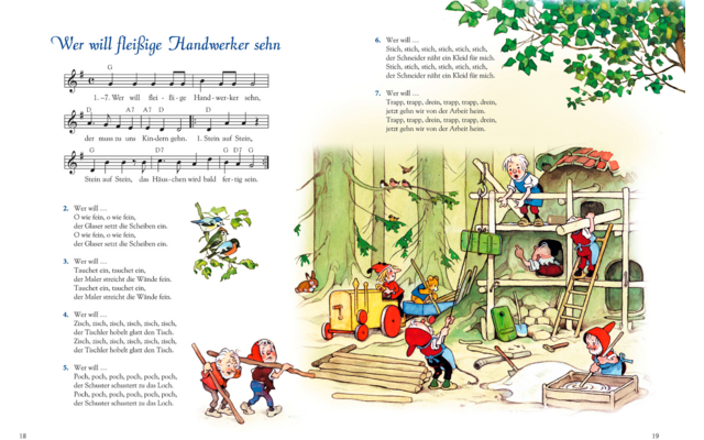 Geöffnete Doppelseite eines Kinderbuchs; linke Seite Noten und Text; rechte Seite bunte Illustration mit Baum und im Bau befindlichem Holzspielhaus; mehrere kleine Figuren mit roten Mützen, Leiter, Werkzeuge, Schubkarre, Holzplanken und Sandfläche