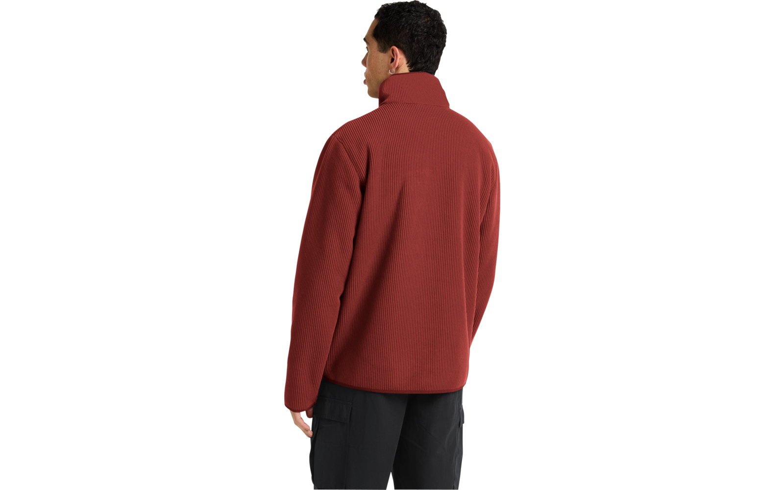 Person von hinten, trägt roten Fleecepullover und schwarze Hose auf weißem Hintergrund