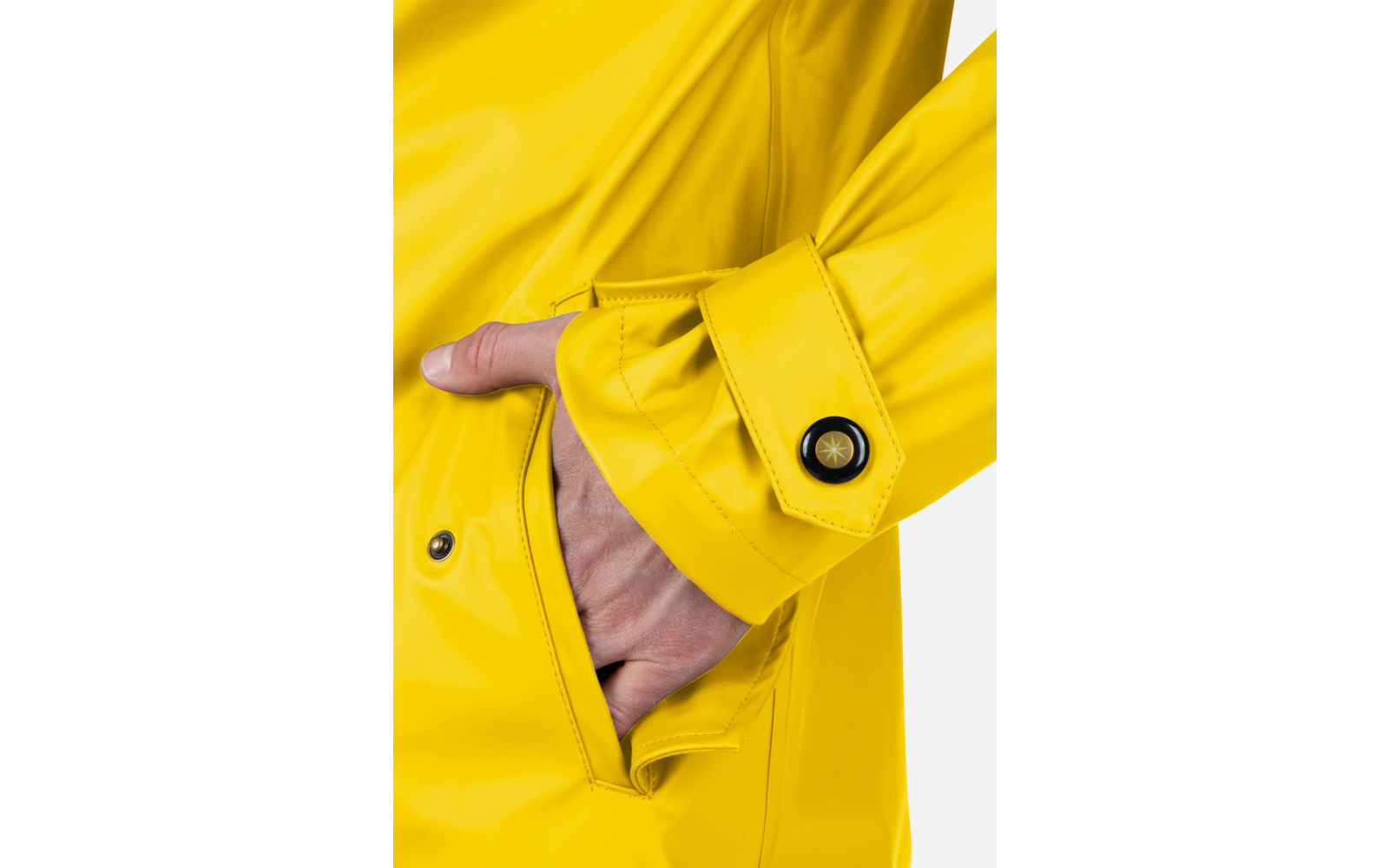 Nahaufnahme eines gelben Regenmantels, Hand in der Seitentasche, Ärmelabschluss mit schwarzem Druckknopf