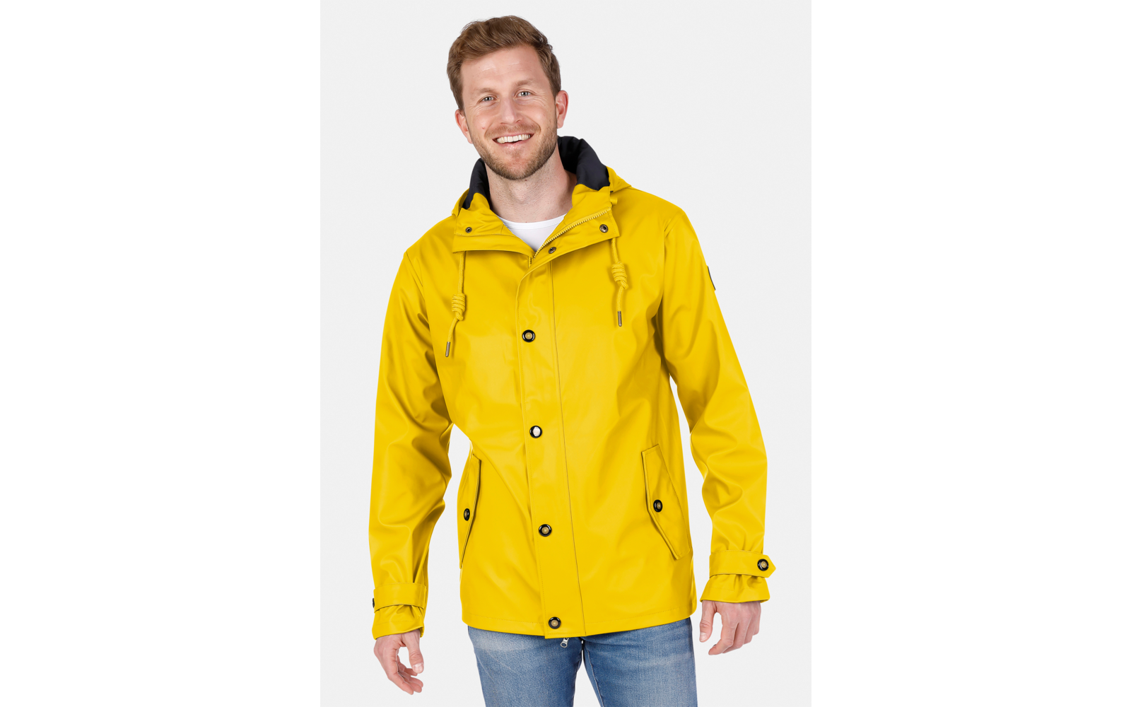 Mann in gelber Regenjacke, weißem T-Shirt und blauen Jeans vor hellem Hintergrund