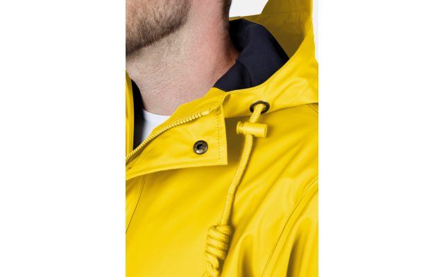 Nahaufnahme eines Oberkörpers in gelbem Regenmantel mit Kapuze, sichtbarer Hals und Kinn mit leichtem Bartschatten, weißes T‑Shirt, sichtbarer Reißverschluss, Druckknopf und Kordel mit Stopper