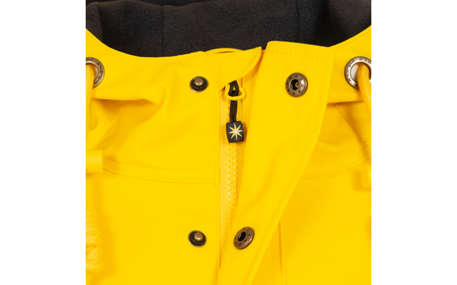 Nahaufnahme des vorderen Teils einer gelben Jacke mit Reißverschluss, Druckknöpfen, Kordelzugösen, schwarzem Reißverschlussanhänger mit weißer Sternzeichnung und dunkelgrauem Fleecefutter