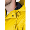 Oberkörper und Hals einer Person in gelber Regenjacke mit Zugkordel, Reißverschluss und Druckknopf; Bartstoppeln sichtbar