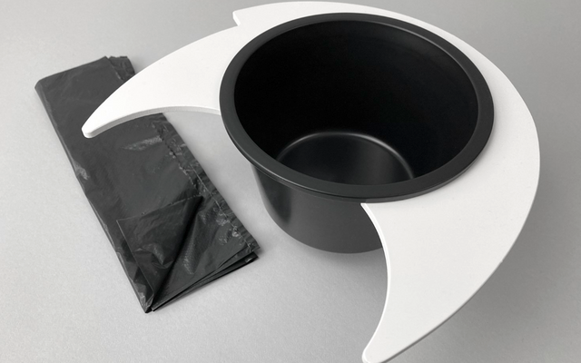Sac noir et seau noir avec support blanc sur surface grise