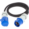 Schwarzes, aufgerolltes Kabel mit blauem dreipoligem Stecker (drei runde goldfarbene Kontakte) und blauer Kupplung mit Schutzdeckel; weiße Kabelverschraubungen; weißer Hintergrund