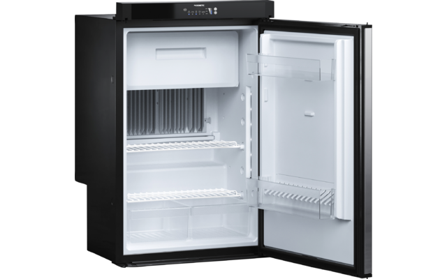 Kleiner schwarzer Kühlschrank mit geöffneter Tür; weißer Innenraum mit oberem Gefrierfach, zwei Drahtgitterablagen, einer Schublade unten und zwei Türablagen