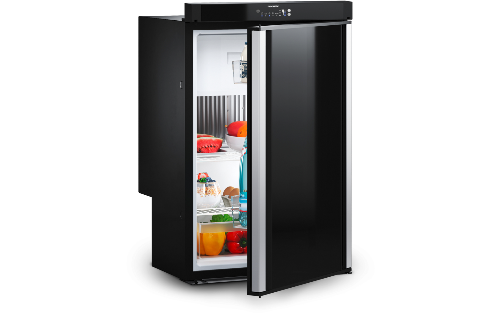 Schwarzer Kühlschrank mit geöffneter Tür; im weißen Innenraum Regale mit blauer Flasche, Schüssel mit geschnittenen Wassermelonenscheiben, roten Tomaten, roten und gelben Paprika und einem Joghurtbecher