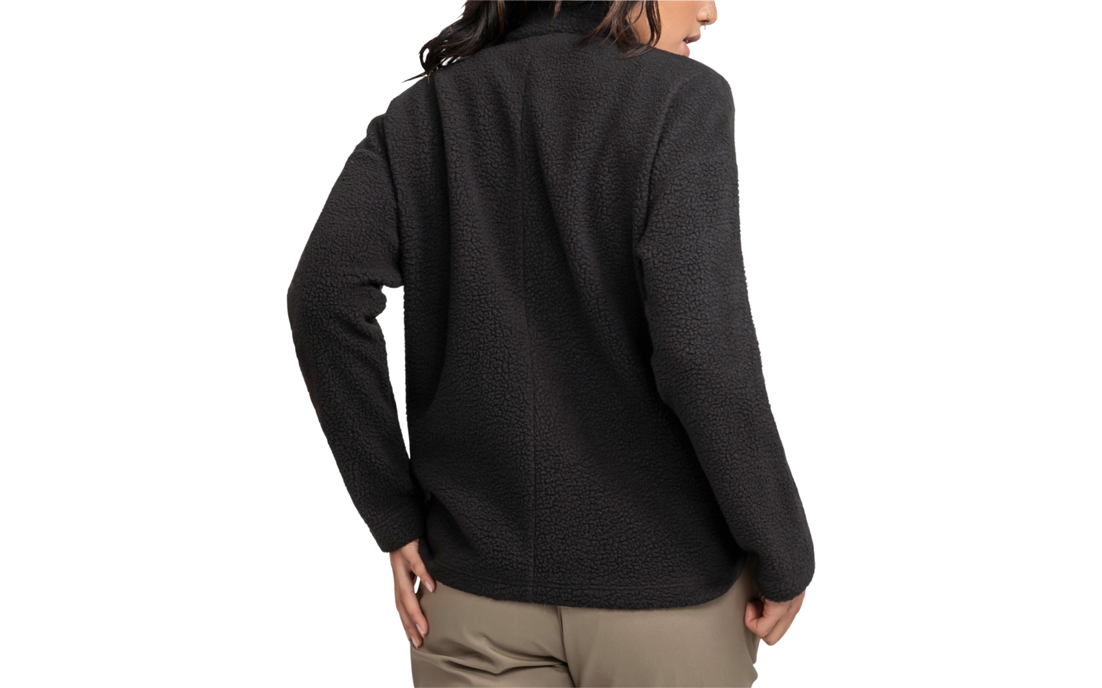 Femme aux cheveux noirs portant un pull noir, regardant vers la gauche