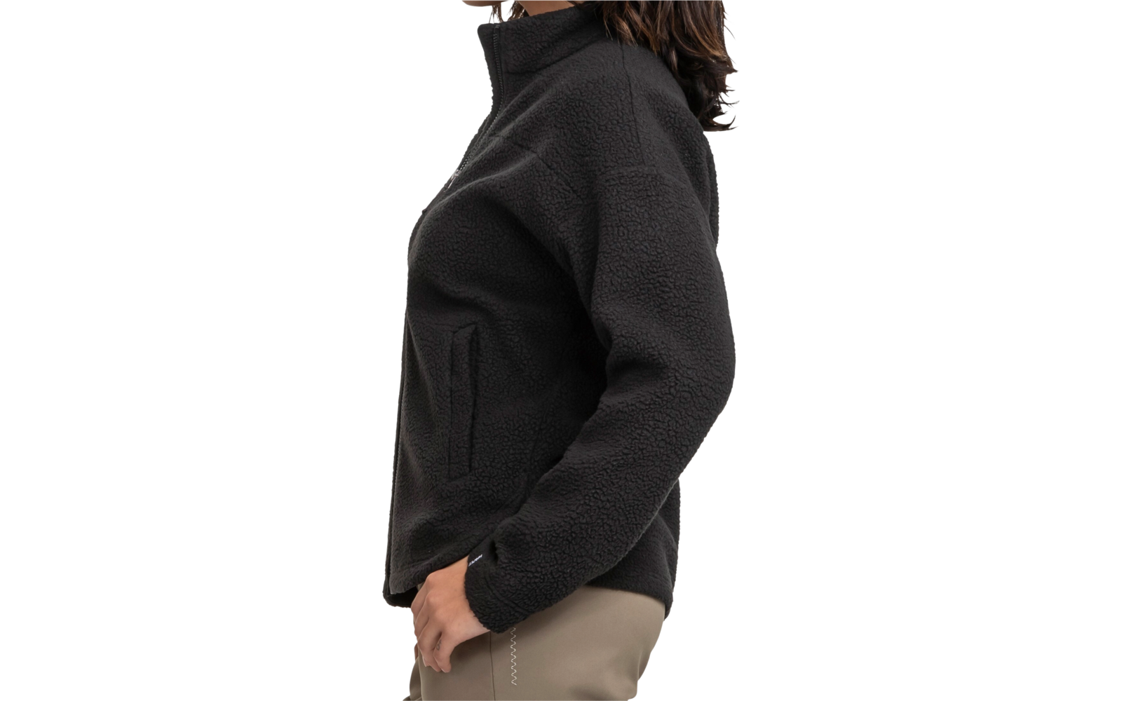 Photo de profil d'une femme aux cheveux ondulés foncés portant un pull noir