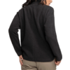 Femme aux cheveux noirs portant un pull noir, regardant vers la gauche