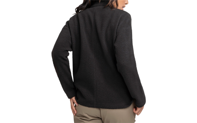 Femme aux cheveux noirs portant un pull noir, regardant vers la gauche