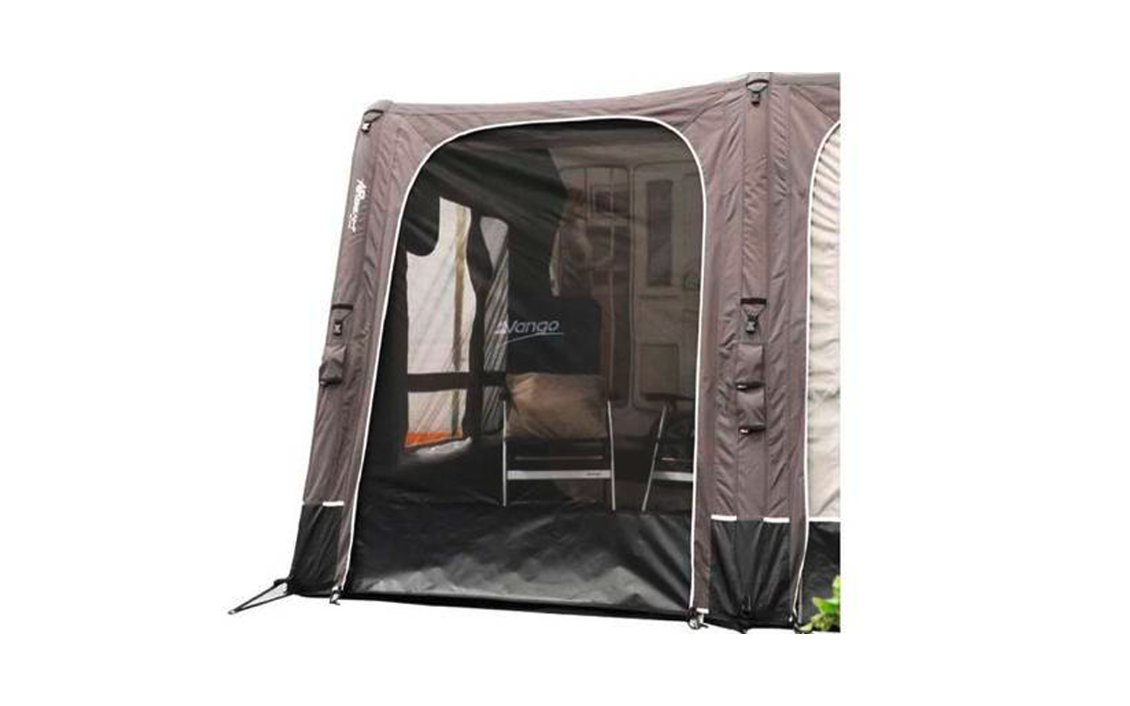 Braunes Zelt mit offenem Eingang und schwarzem Boden