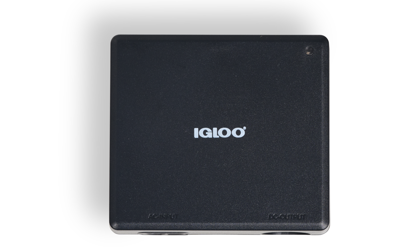 Boîtier carré foncé avec le logo blanc "IGLOO" au centre et une petite ouverture ronde en haut à droite