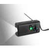 Schwarzes tragbares Radio mit ausfahrbarer Antenne, Lautsprechergitter, Drehknopf, Tasten und grünem Display; vorn leuchtet eine Taschenlampe nach links
