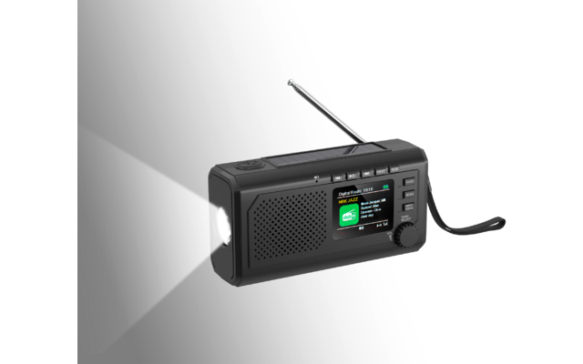 Schwarzes tragbares Radio mit ausfahrbarer Antenne, Lautsprechergitter, Drehknopf, Tasten und grünem Display; vorn leuchtet eine Taschenlampe nach links