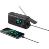 Schwarzes tragbares Radio mit ausgeklapptem Solarpanel und Antenne, per Kabel mit einem Smartphone verbunden; auf dem Smartphone-Bildschirm ist ein Ladesymbol
