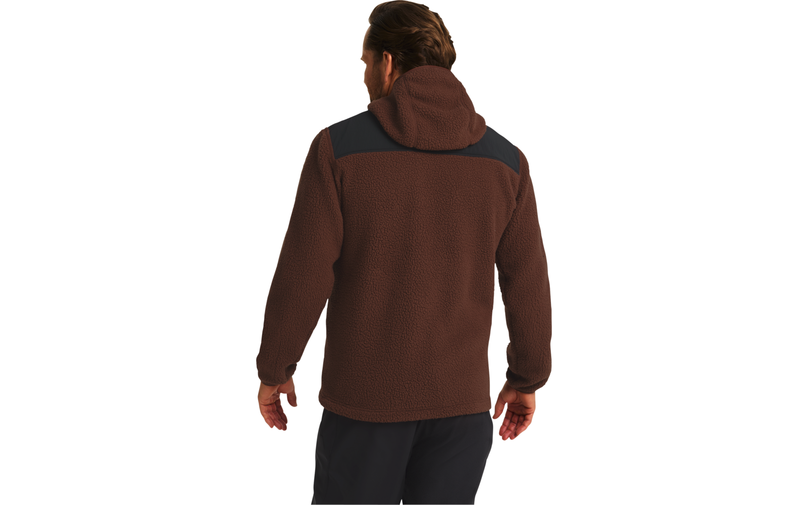 Man van achteren met een bruine jas met capuchon en een zwarte broek