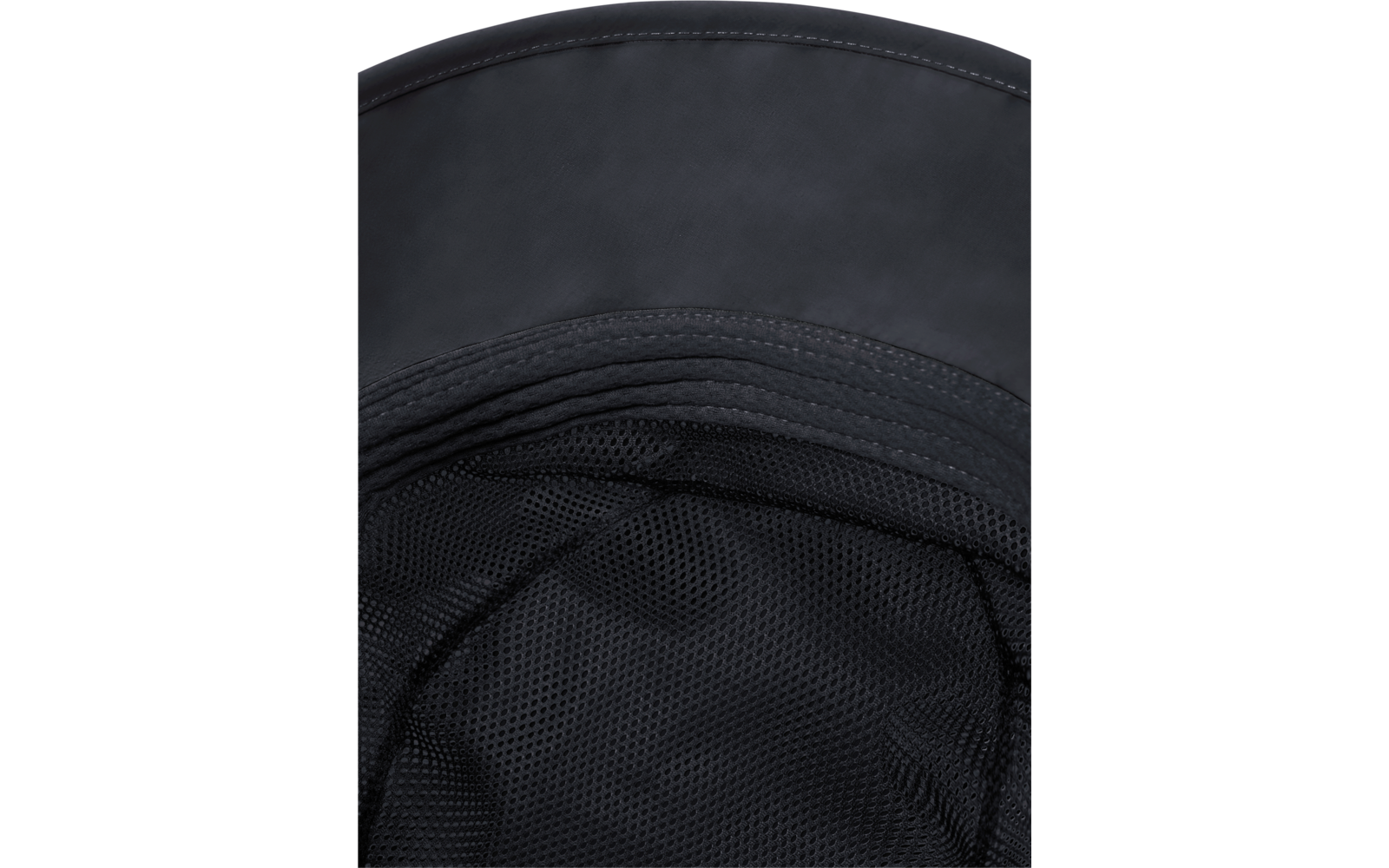 Innenansicht eines schwarzen Huts mit Netzfutter, gepolstertem Stirnband und geschwungener Krempe