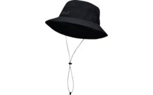 Schwarzer Stoff-Bucket-Hut mit breiter Krempe, Kinnkordel mit Stopper und weißem Schriftzug Jack Wolfskin vorne links