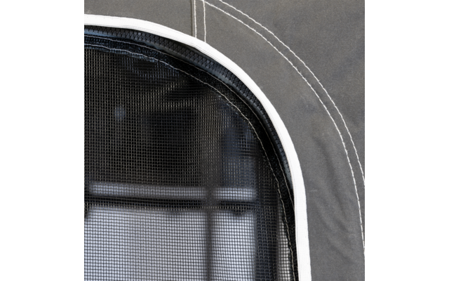Gros plan sur un filet noir avec une bordure blanche et un tissu gris avec des coutures blanches