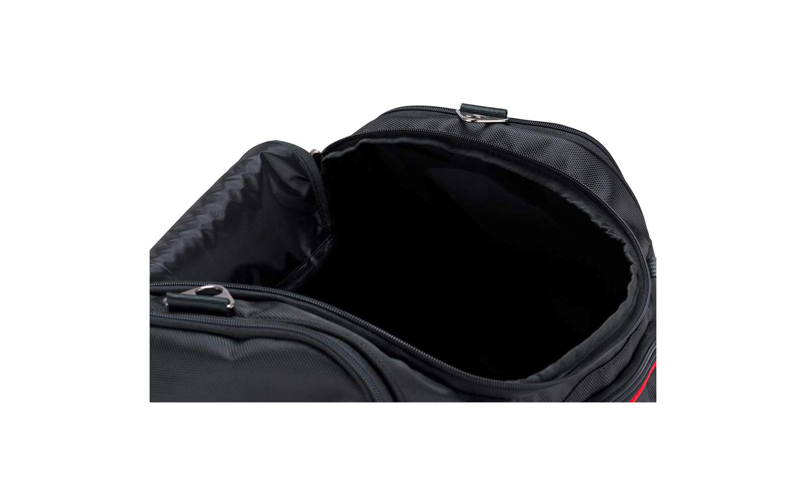 Schwarzer Rucksack geöffnet, Blick in das leere Hauptfach mit geöffnetem Reißverschluss