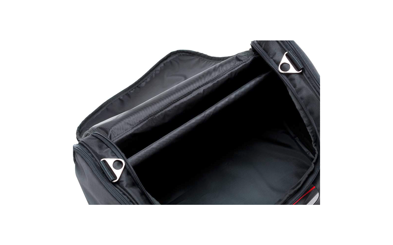 Offene schwarze Tasche mit zwei Innenfächern, sichtbaren silbernen Reißverschlussanhängern und rotem Rand