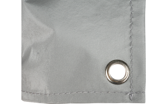 Nahaufnahme eines hellgrauen gewebten Stoffs mit einer Metallöse und sichtbarer Naht am Rand