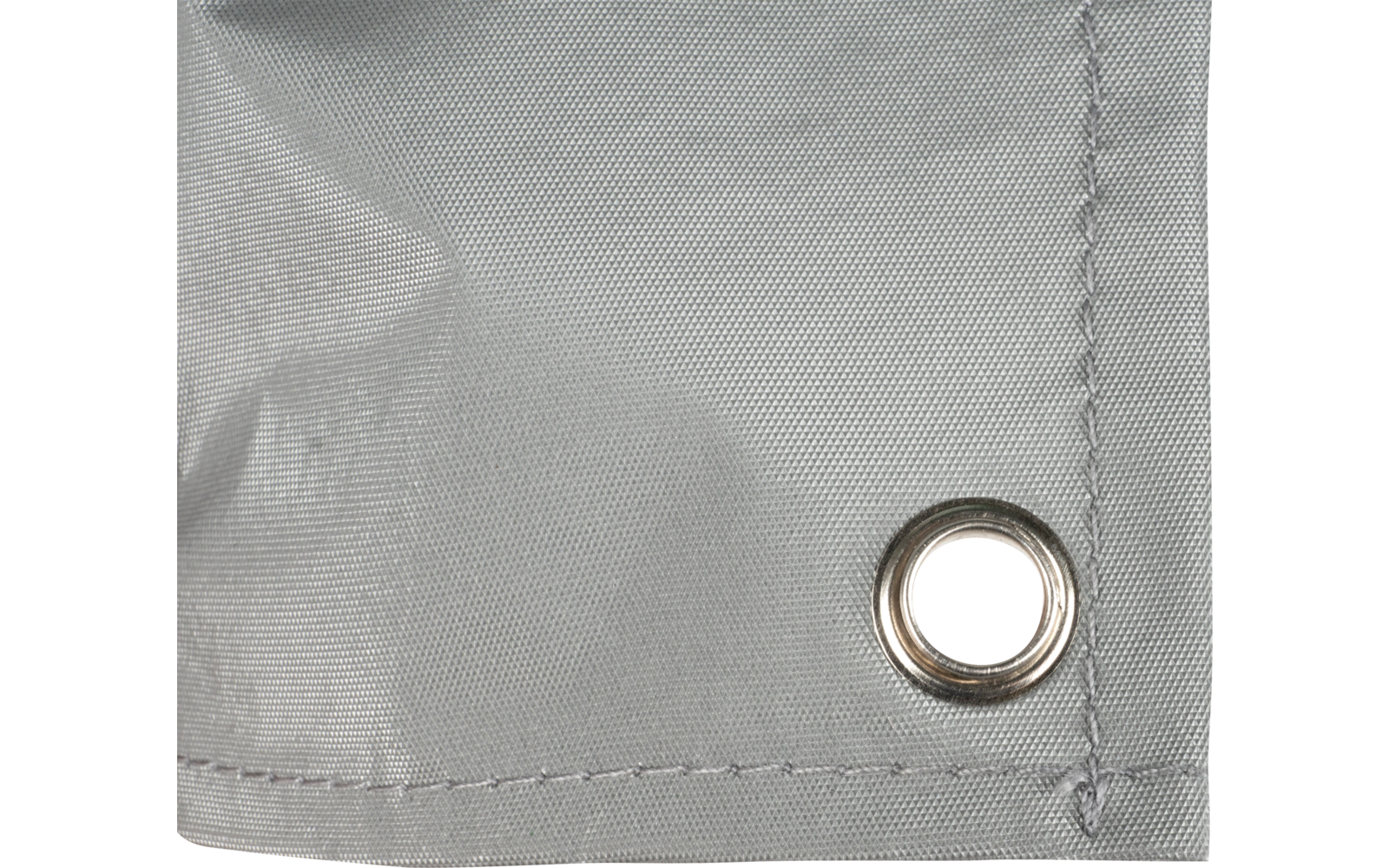 Nahaufnahme eines hellgrauen gewebten Stoffs mit einer Metallöse und sichtbarer Naht am Rand