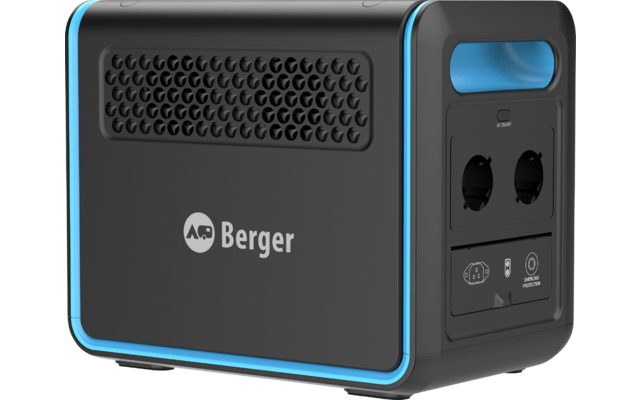 Schwarzer kompakter Würfel mit blauem Rand, Berger-Logo, Lüftungsgitter oben links, Grifföffnung an der rechten Seite, zwei runde Steckdosen und Bedienfeld