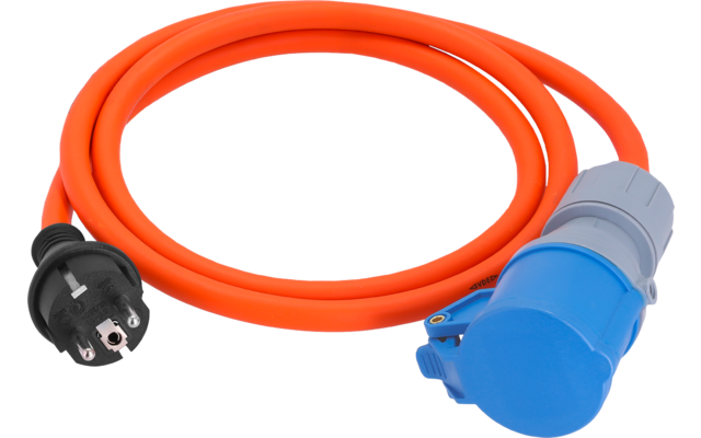 Aufgerolltes orangefarbenes Kabel mit schwarzem Netzstecker an einem Ende und blauem Industriestecker mit Klappdeckel am anderen Ende