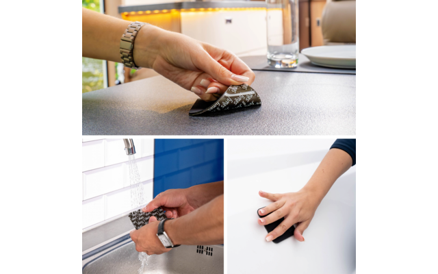 Hand hält ein schwarzes Tuch mit Text und wischt eine Oberfläche, Hand trocknet das Tuch unter fließendem Wasser, Hand wischt eine weiße Fläche