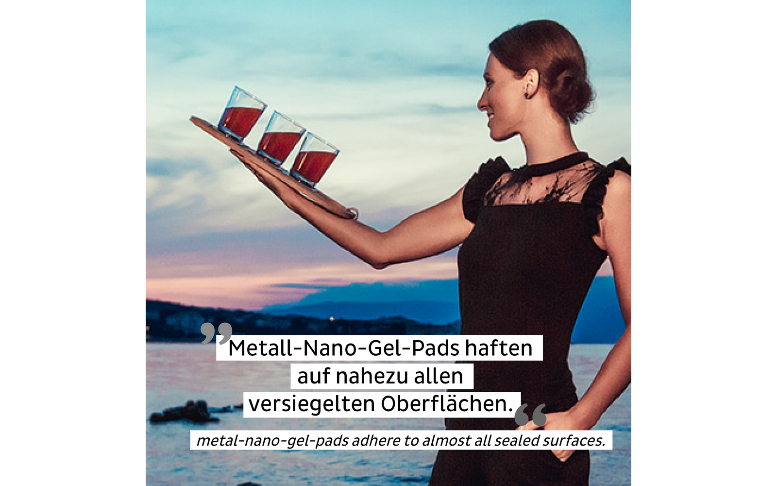 Frau hält ein Tablett mit drei gefüllten Gläsern, im Hintergrund Sonnenuntergang und Meer