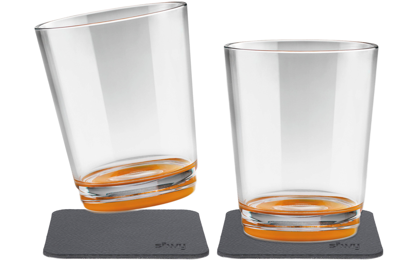 Zwei transparente Gläser mit orangenem Boden auf schwarzen Untersetzern, eines leicht schräg