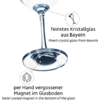 Nahaufnahme eines leeren Weinglases mit Beschriftungen zu den Materialien