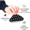 Hand hält eine schwarze, silber bedruckte Menstruationstasse mit Text und Symbolen rundherum