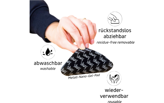 Hand hält eine schwarze, silber bedruckte Menstruationstasse mit Text und Symbolen rundherum