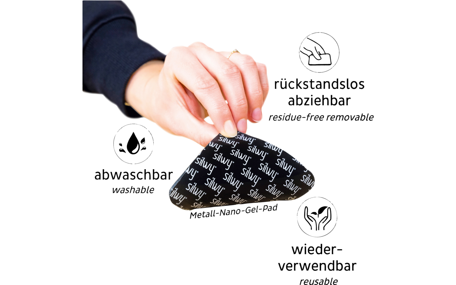 Hand hält eine schwarze, silber bedruckte Menstruationstasse mit Text und Symbolen rundherum