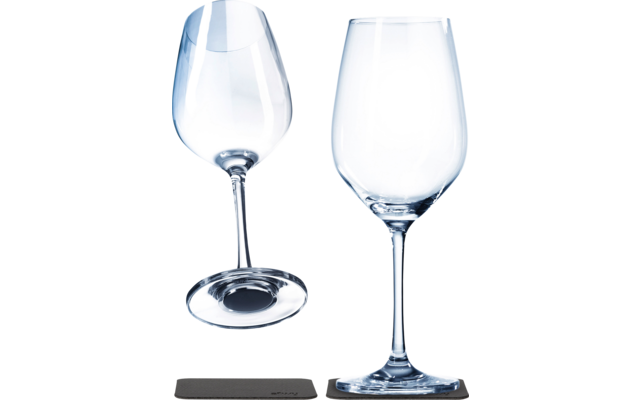 Zwei klare Weingläser auf weißem Hintergrund; eines steht auf einer rechteckigen dunklen Unterlage, das andere liegt schräg