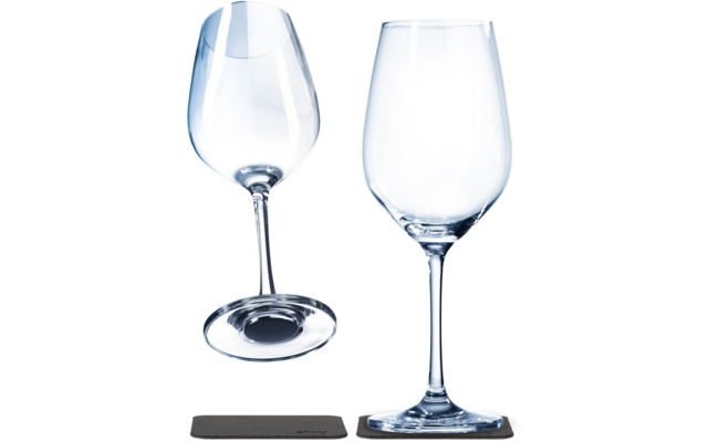Zwei klare Weingläser auf weißem Hintergrund; eines steht auf einer rechteckigen dunklen Unterlage, das andere liegt schräg