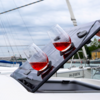 Deux verres avec boisson rouge sur une trappe ouverte d'un bateau dans le port