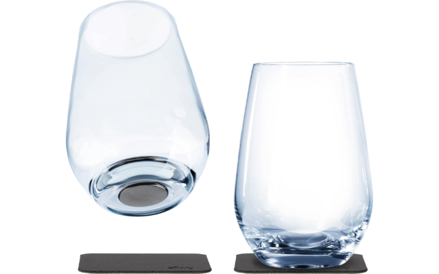 Deux verres transparents sur des dessous de verre noirs, l'un debout et l'autre couché sur le côté