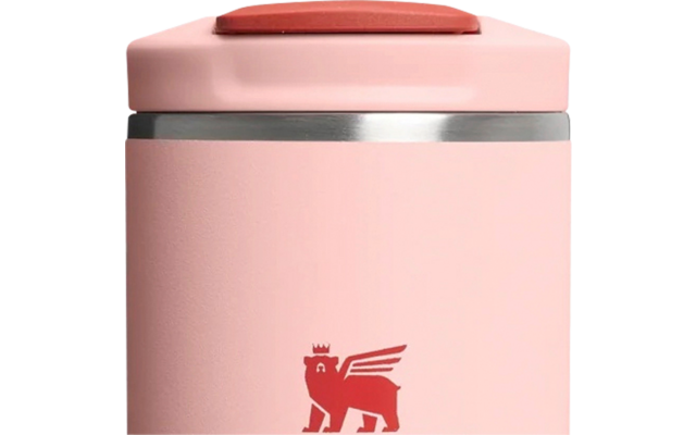 Zylindrisches rosa Gefäß mit rundem Deckel, silbernem Ring unter dem Deckel und rotem Schriftzug "STANLEY" mit Emblem in der Mitte