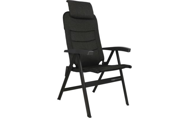 Zwarte gevoerde stoel met hoge rugleuning, hoofdsteun, armleuningen en zwart metalen frame