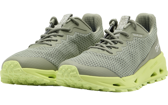 Graue Sportschuhe mit hellgrüner Sohle auf weißem Hintergrund